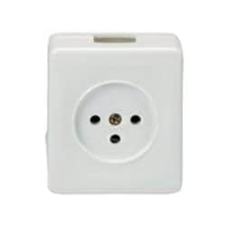 קופסת שקע כח לבנה על הטיח