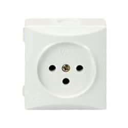 קופסת שקע כח לבנה על הטיח קומפקטית